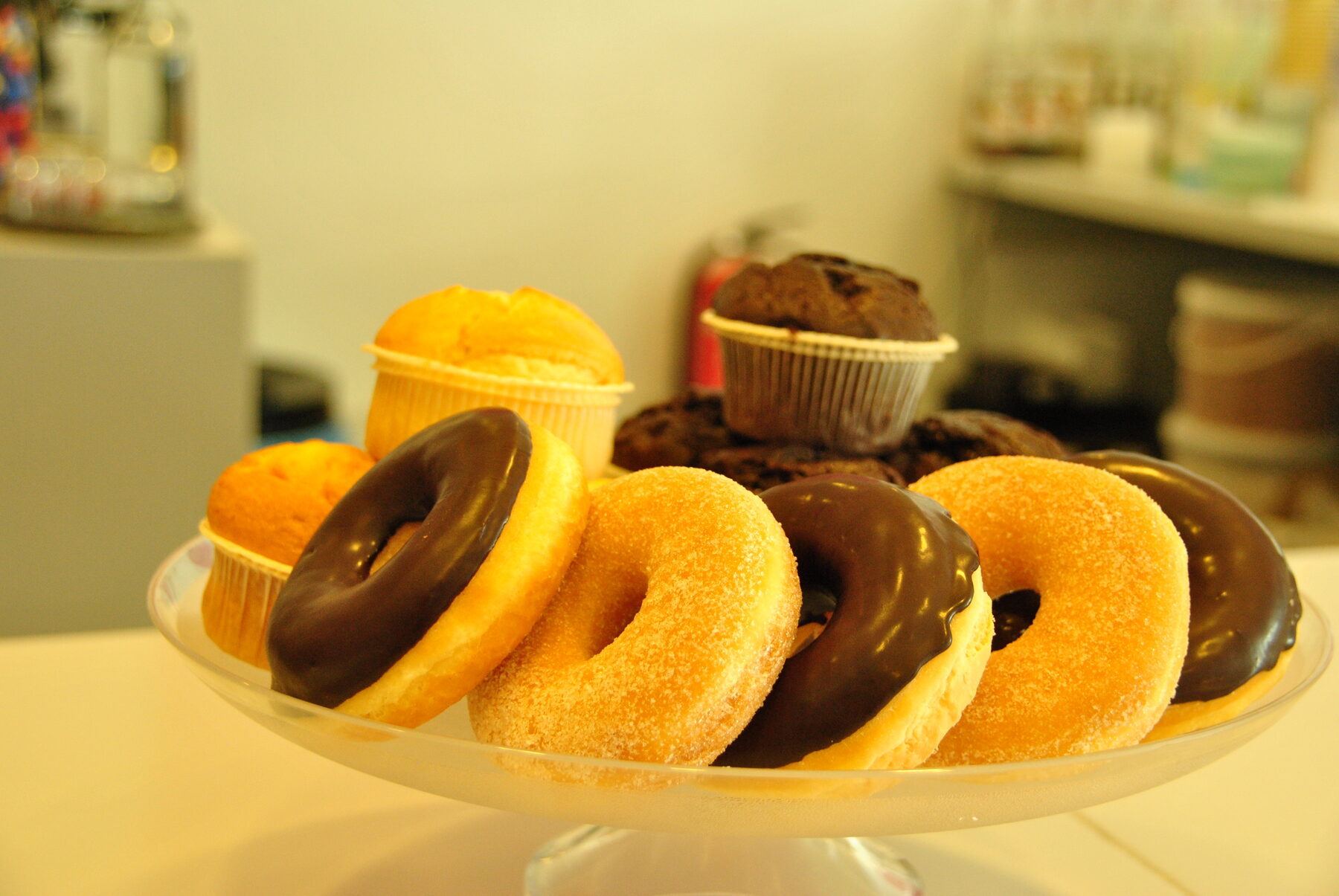 Donuts en muffins op een etagère