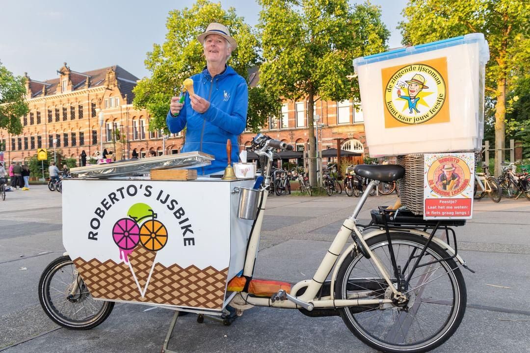 Roberto op zijn ijsbakfiets in Amsterdam