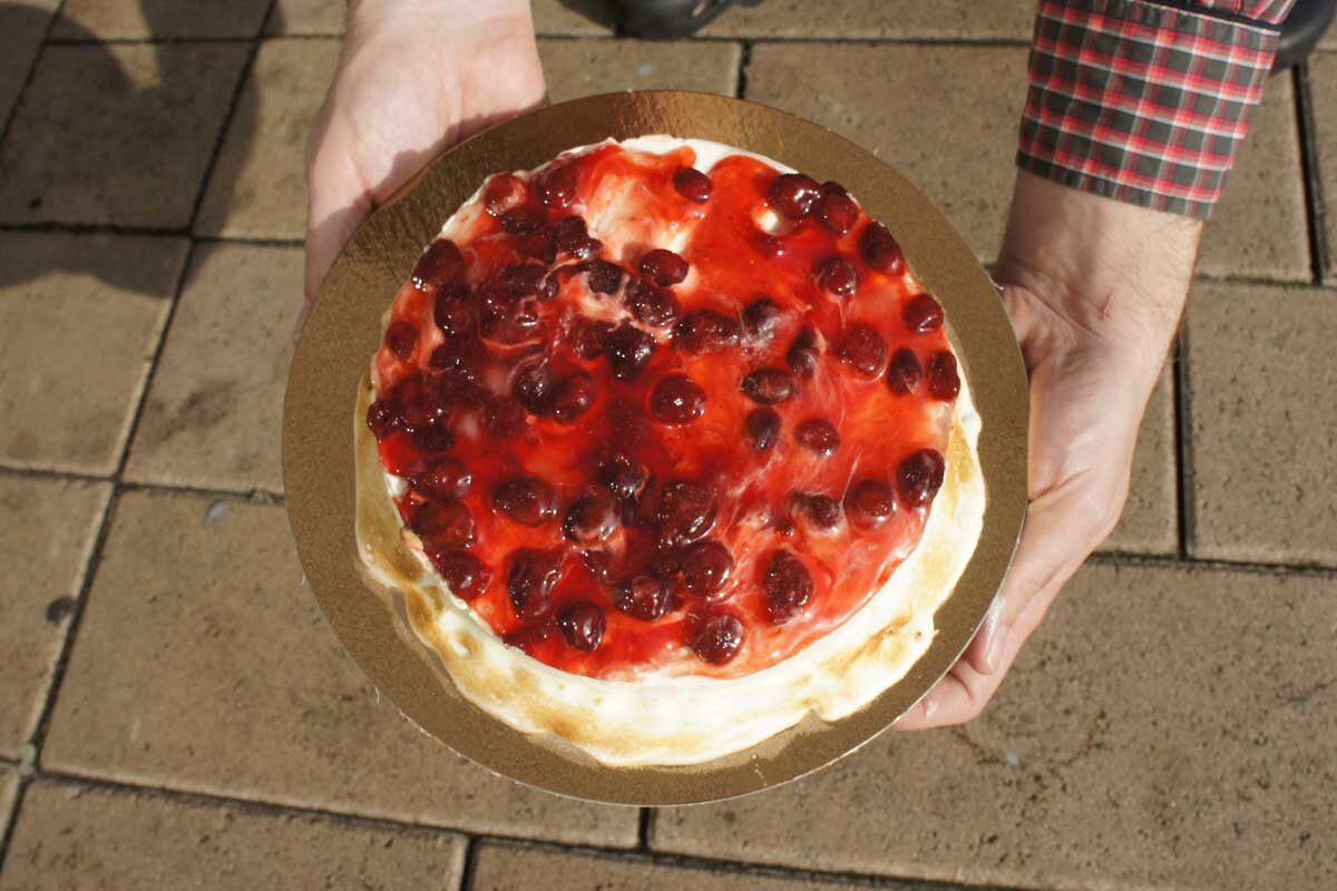 Kleine ijstaart met rood fruit