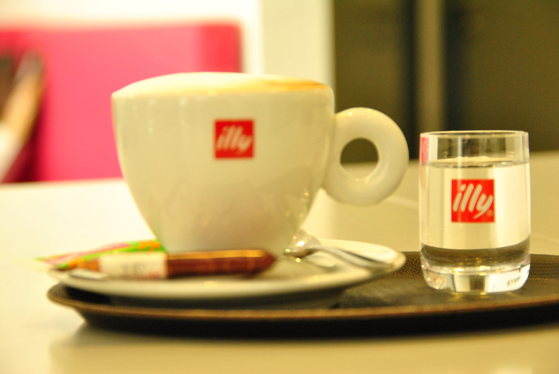 Cappuccino van illy met een glaasje water