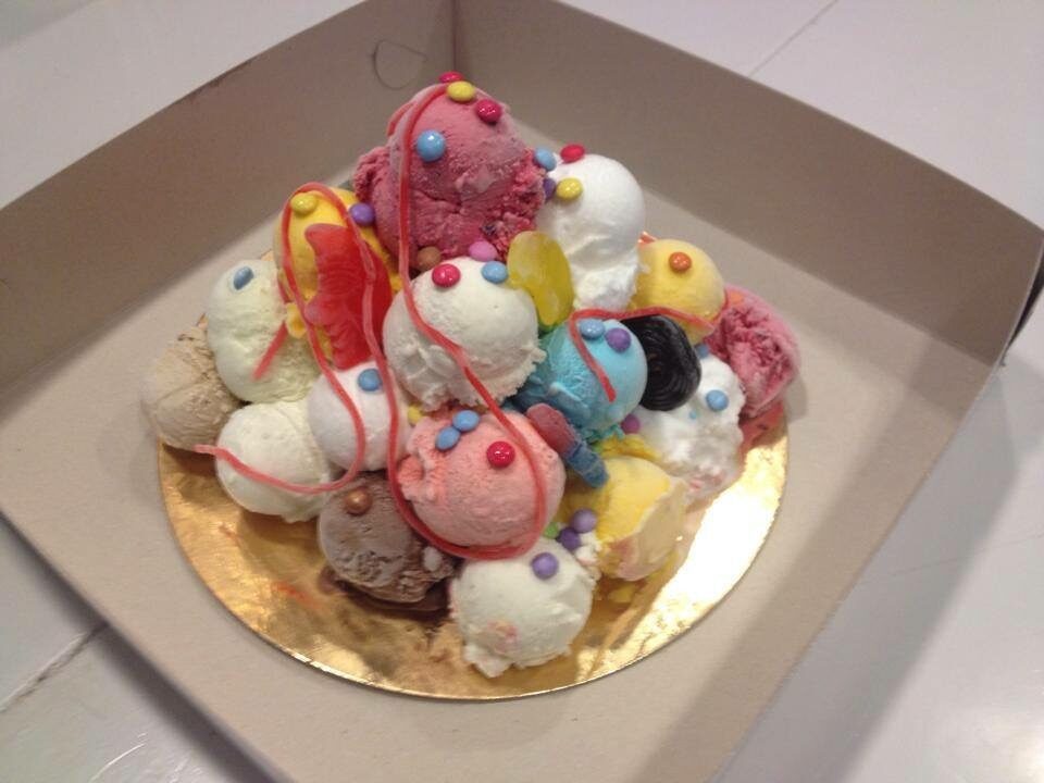 IJspiramide met roze bolletjes