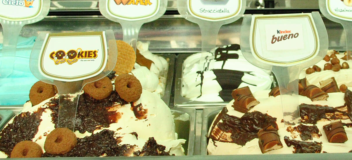 IJsvitrine met cookies, wafer, stracciatella en Kinder Bueno