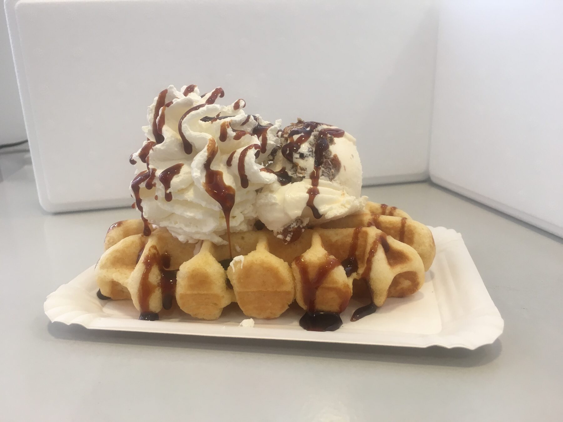 Wafel met Italiaans ijs, slagroom en chocoladesaus